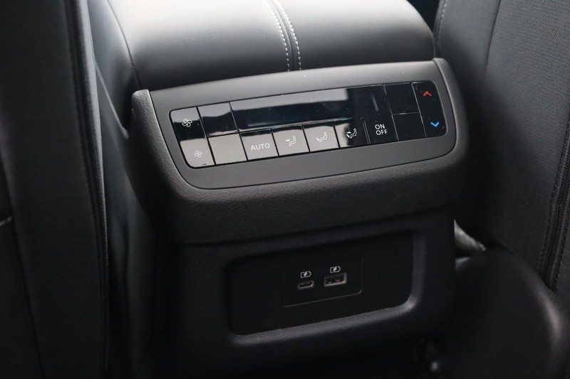 Nissan Pathfinder Vehicle Full-screen Gallery Image 25