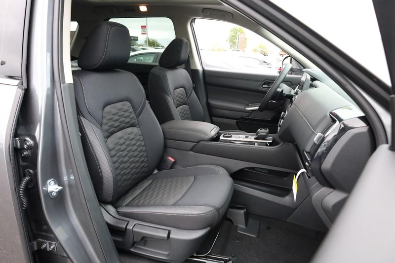 Nissan Pathfinder Vehicle Full-screen Gallery Image 28