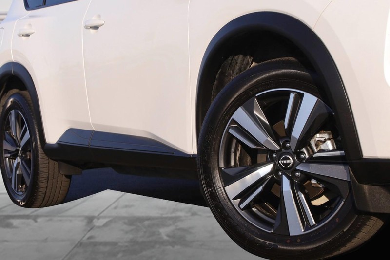 Nissan Rogue Vehicle Image 03