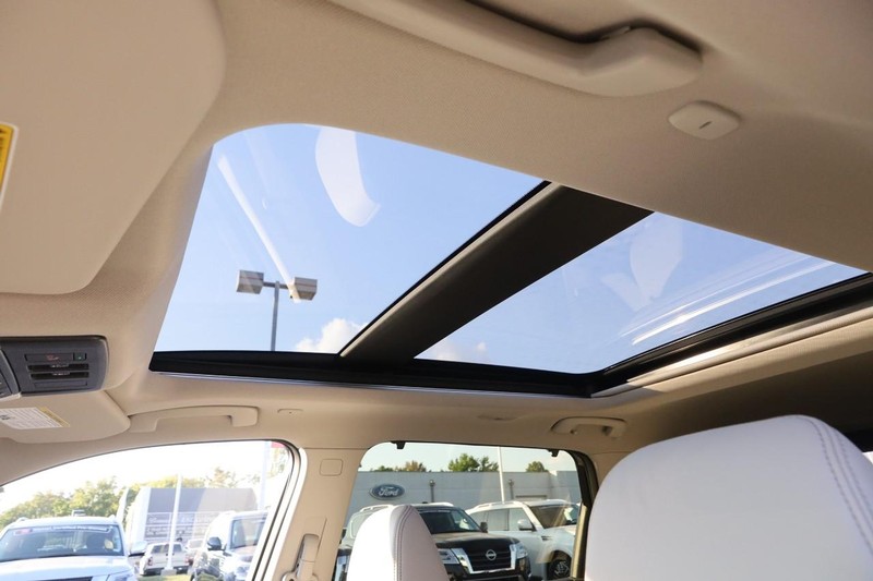 Nissan Rogue Vehicle Image 09