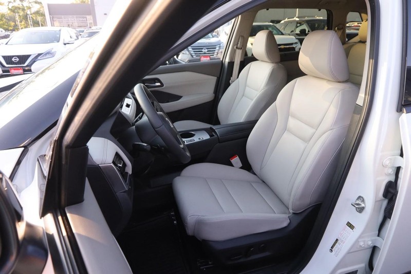 Nissan Rogue Vehicle Image 10