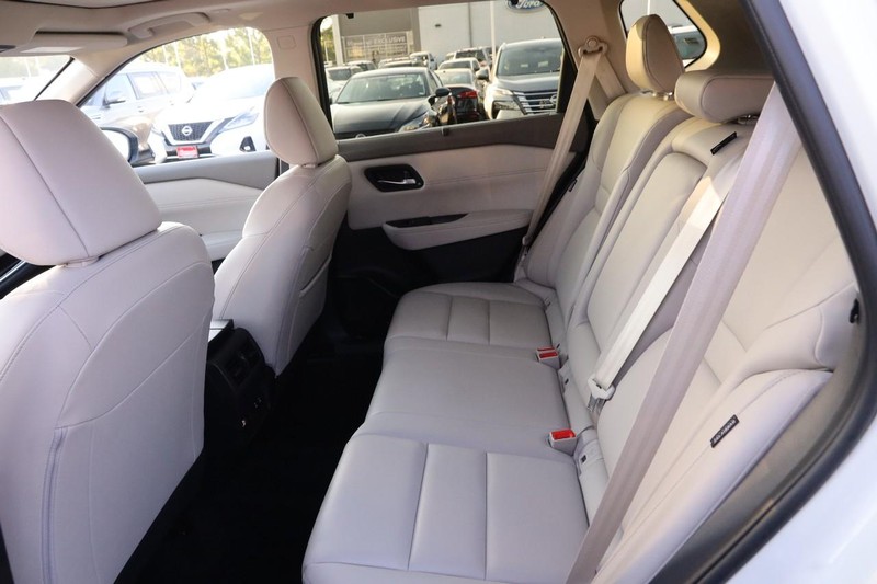 Nissan Rogue Vehicle Image 11