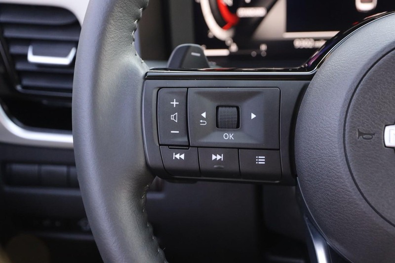 Nissan Rogue Vehicle Image 13