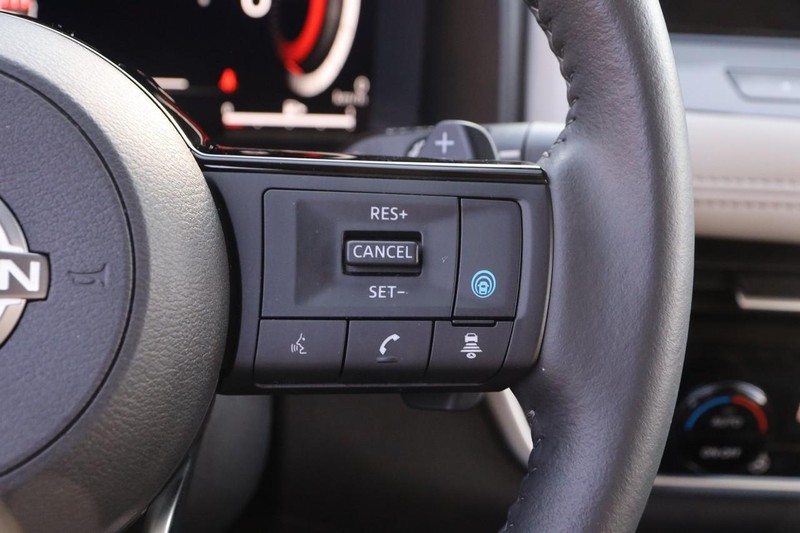 Nissan Rogue Vehicle Image 14