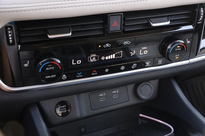 Nissan Rogue Vehicle Image 19