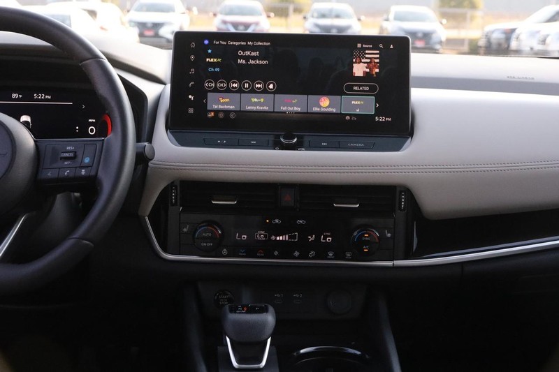 Nissan Rogue Vehicle Image 24