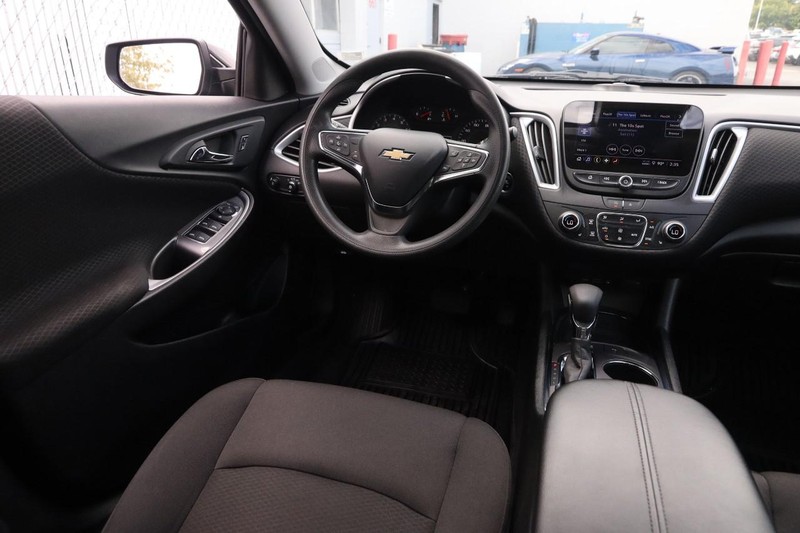 Chevrolet Malibu Vehicle Full-screen Gallery Image 20