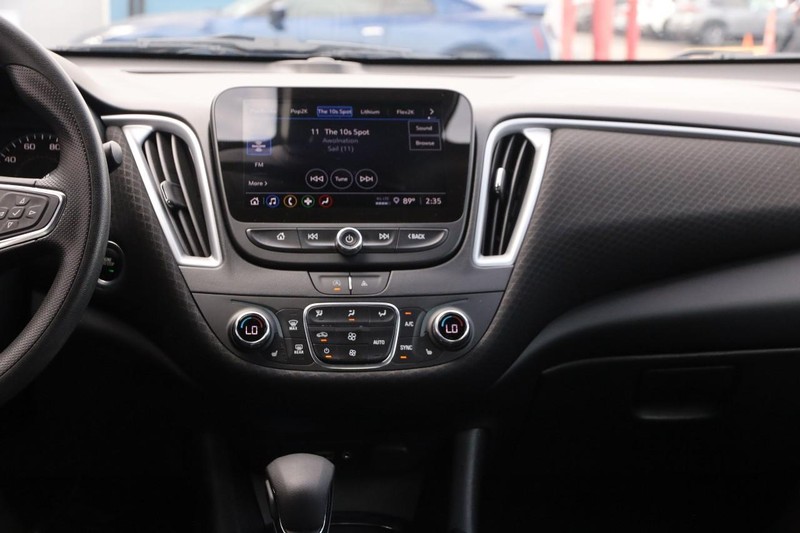 Chevrolet Malibu Vehicle Full-screen Gallery Image 22