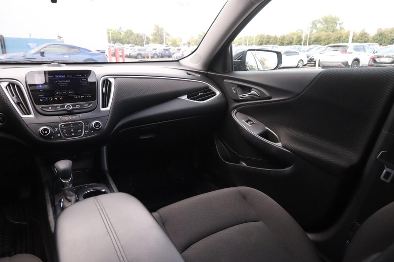 Chevrolet Malibu Vehicle Full-screen Gallery Image 23