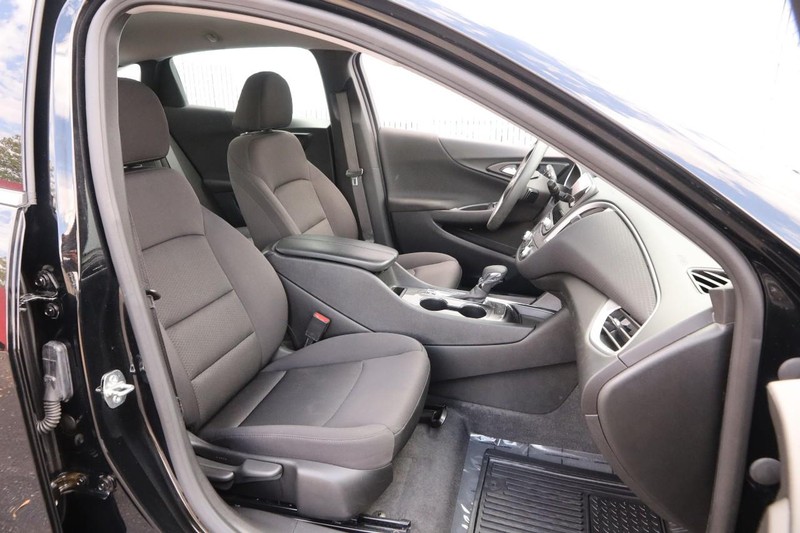 Chevrolet Malibu Vehicle Full-screen Gallery Image 24