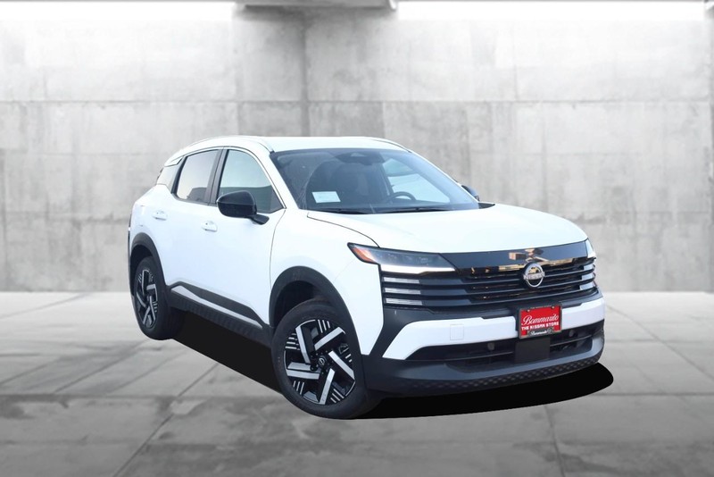 Nissan Kicks Vehicle Full-screen Gallery Image 2