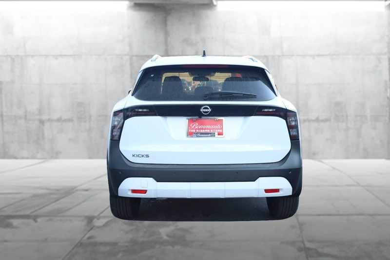 Nissan Kicks Vehicle Full-screen Gallery Image 6