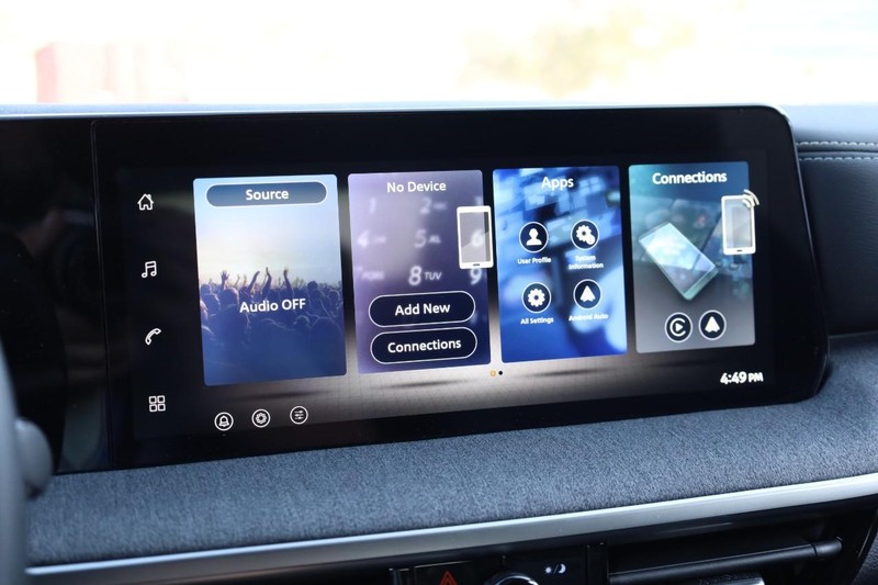 Nissan Kicks Vehicle Full-screen Gallery Image 11