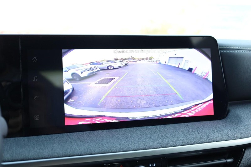 Nissan Kicks Vehicle Full-screen Gallery Image 12