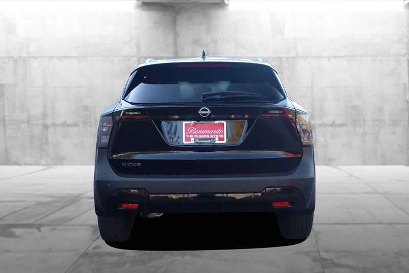 Nissan Kicks Vehicle Full-screen Gallery Image 6