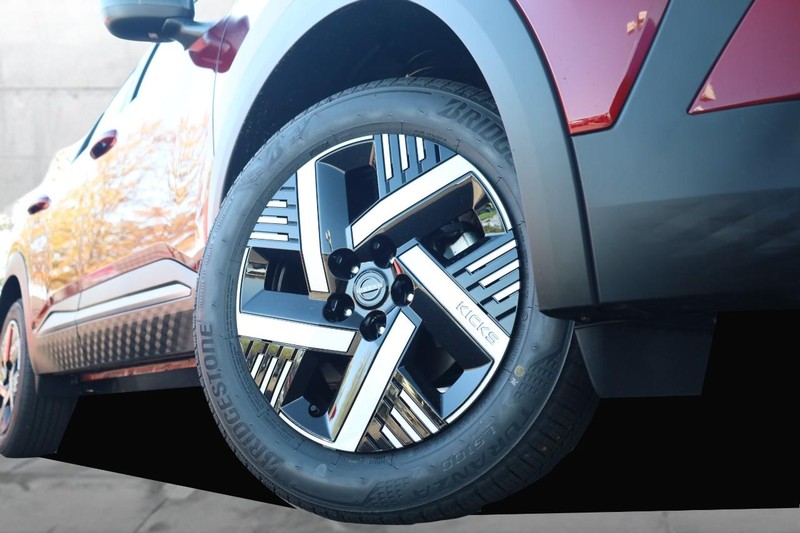 Nissan Kicks Vehicle Full-screen Gallery Image 3