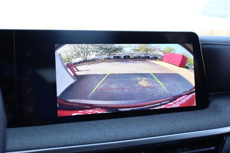 Nissan Kicks Vehicle Full-screen Gallery Image 12