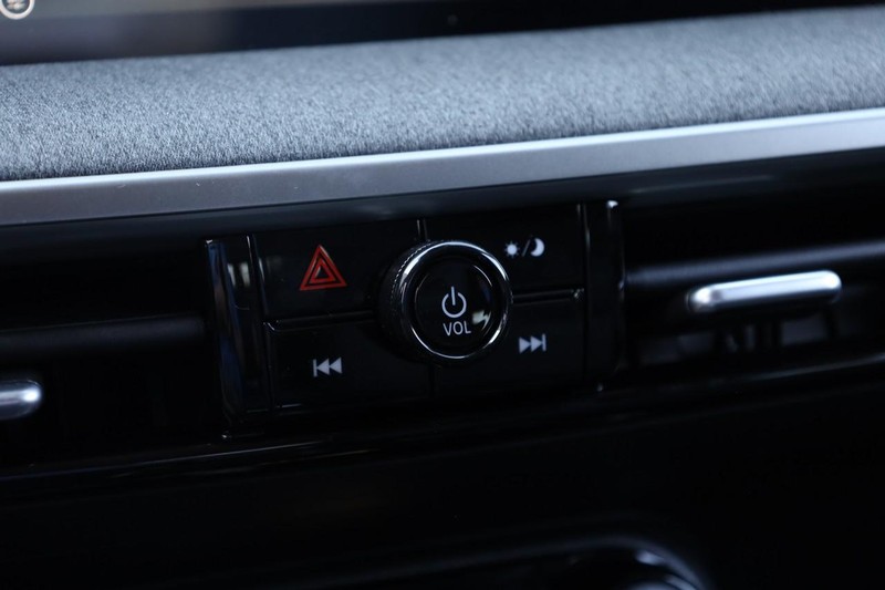 Nissan Kicks Vehicle Full-screen Gallery Image 13