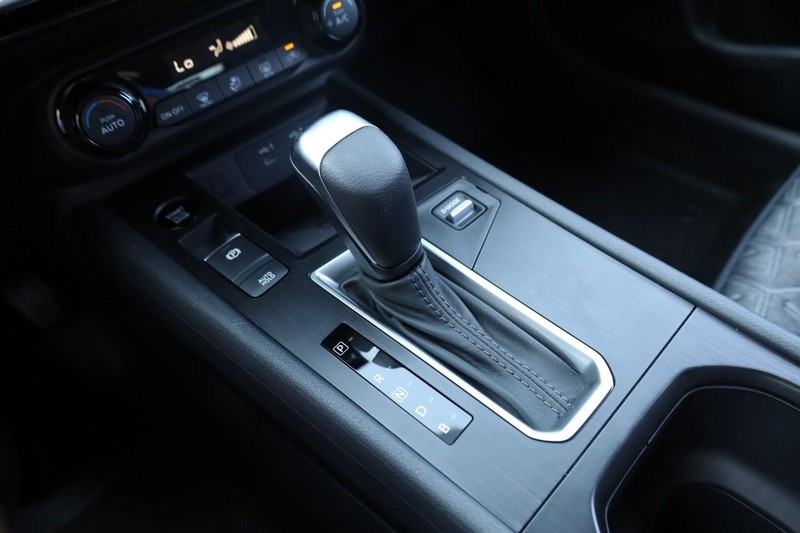 Nissan Kicks Vehicle Full-screen Gallery Image 16