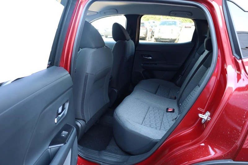 Nissan Kicks Vehicle Full-screen Gallery Image 21