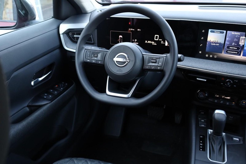 Nissan Kicks Vehicle Full-screen Gallery Image 23