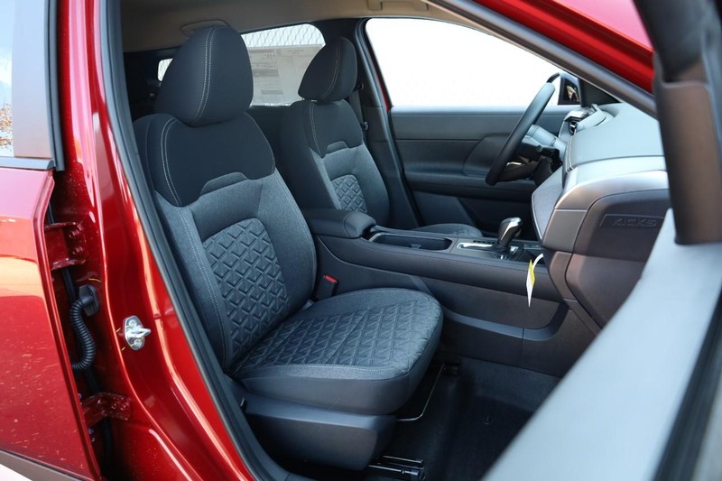 Nissan Kicks Vehicle Full-screen Gallery Image 24