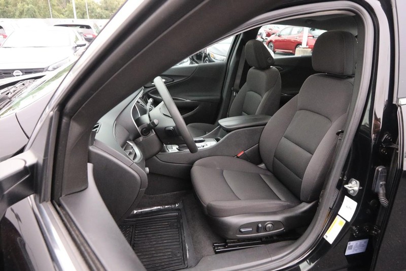 Chevrolet Malibu Vehicle Full-screen Gallery Image 09