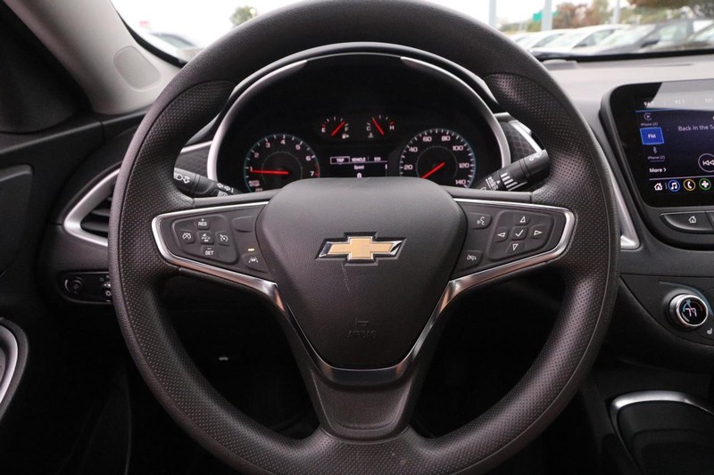 Chevrolet Malibu Vehicle Full-screen Gallery Image 11