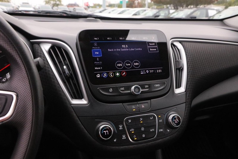 Chevrolet Malibu Vehicle Full-screen Gallery Image 16