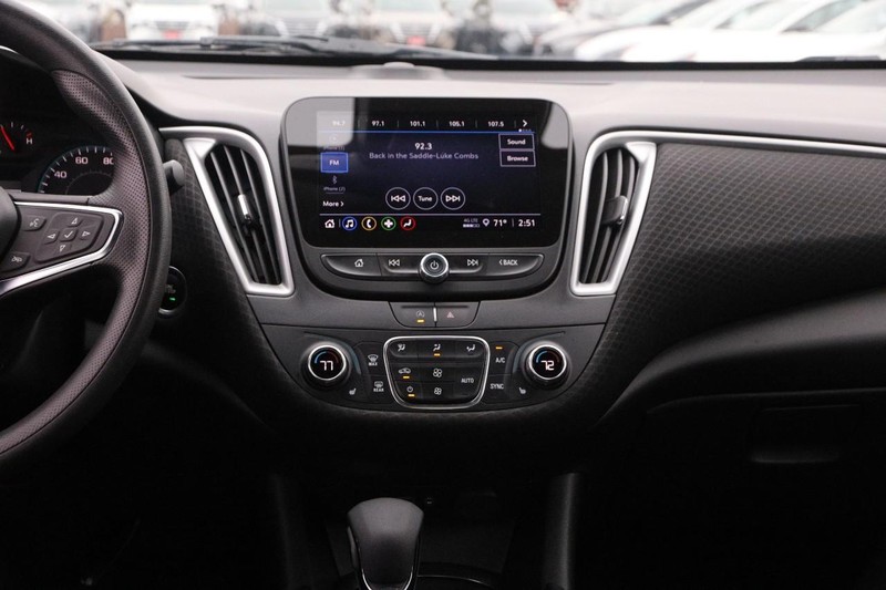 Chevrolet Malibu Vehicle Full-screen Gallery Image 23