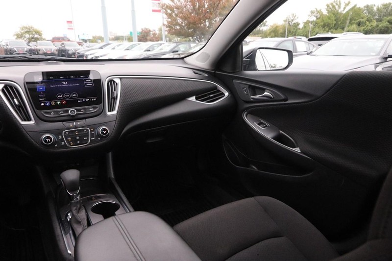 Chevrolet Malibu Vehicle Full-screen Gallery Image 24
