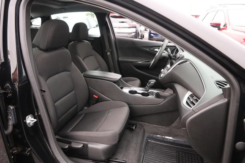 Chevrolet Malibu Vehicle Full-screen Gallery Image 25