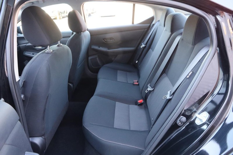 Nissan Sentra Vehicle Image 09