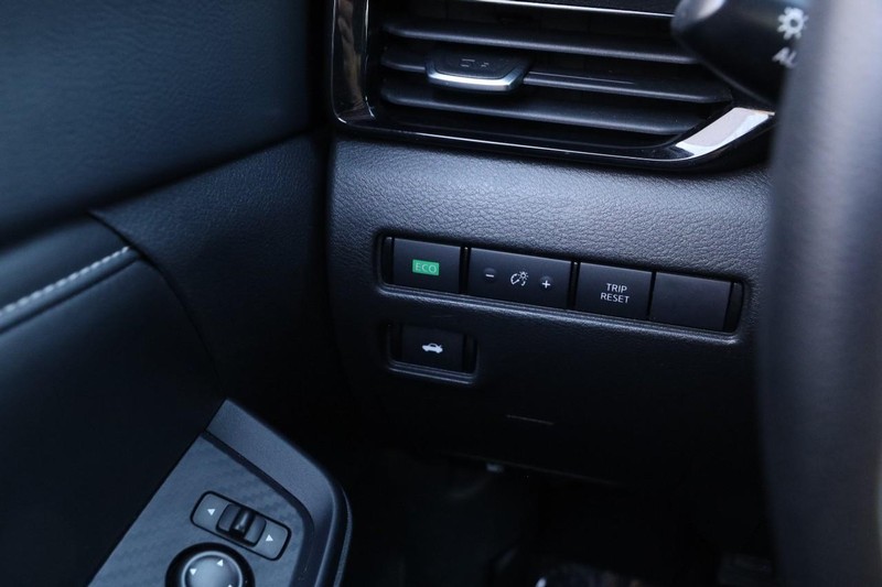 Nissan Sentra Vehicle Image 18