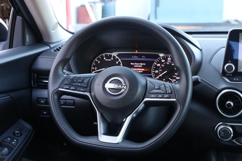 Nissan Sentra Vehicle Image 21