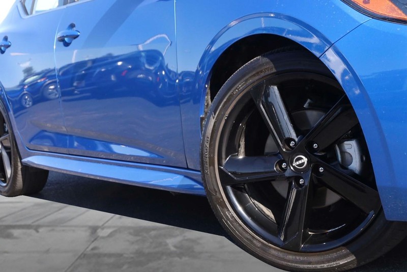 Nissan Sentra Vehicle Full-screen Gallery Image 3