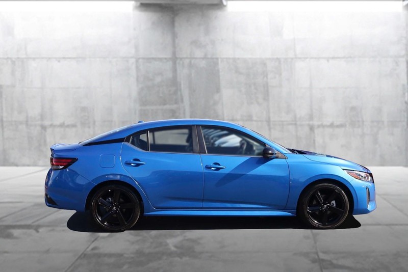 Nissan Sentra Vehicle Full-screen Gallery Image 5