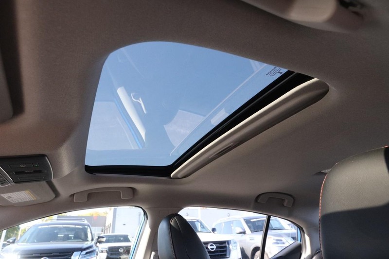 Nissan Sentra Vehicle Full-screen Gallery Image 8