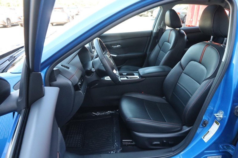 Nissan Sentra Vehicle Full-screen Gallery Image 9