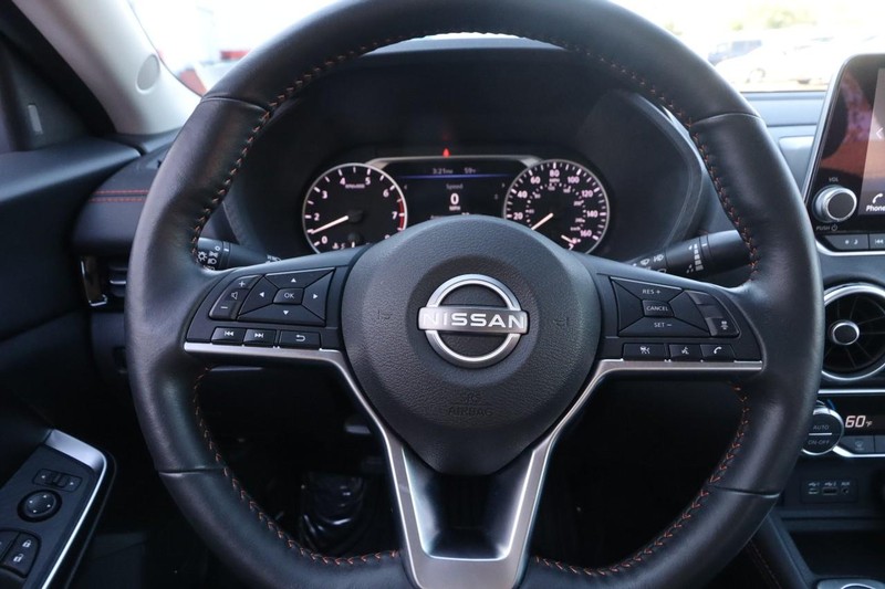 Nissan Sentra Vehicle Full-screen Gallery Image 11