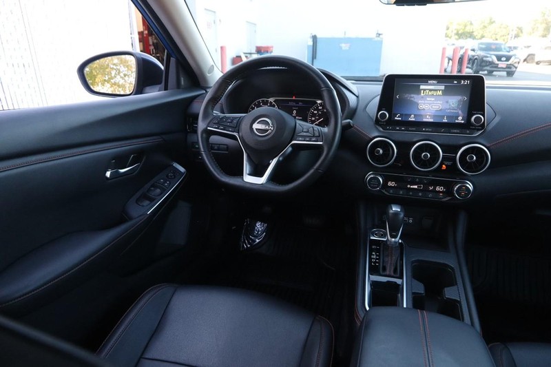 Nissan Sentra Vehicle Full-screen Gallery Image 22