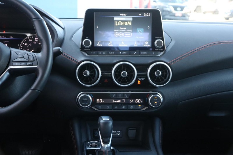 Nissan Sentra Vehicle Full-screen Gallery Image 24