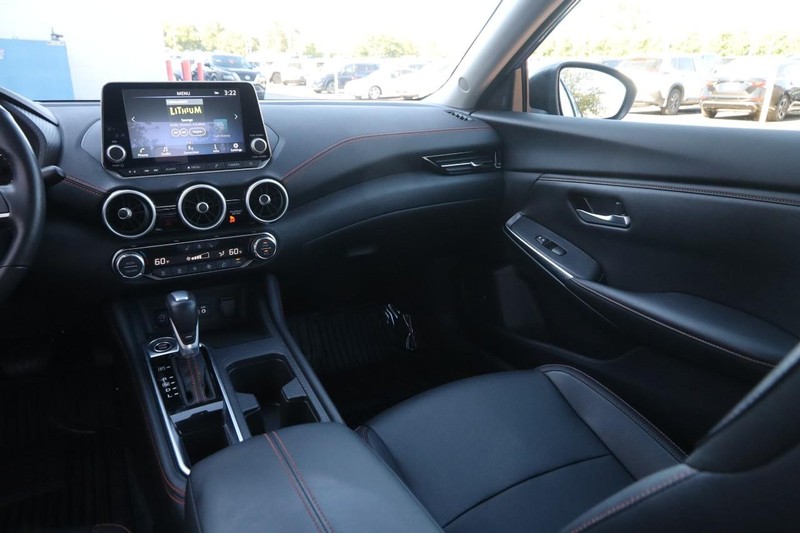 Nissan Sentra Vehicle Full-screen Gallery Image 25