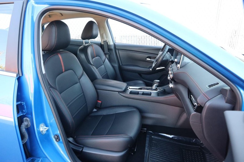 Nissan Sentra Vehicle Full-screen Gallery Image 26