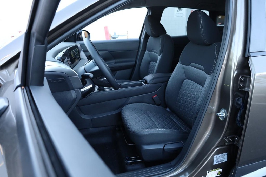 Nissan Kicks Vehicle Image 08