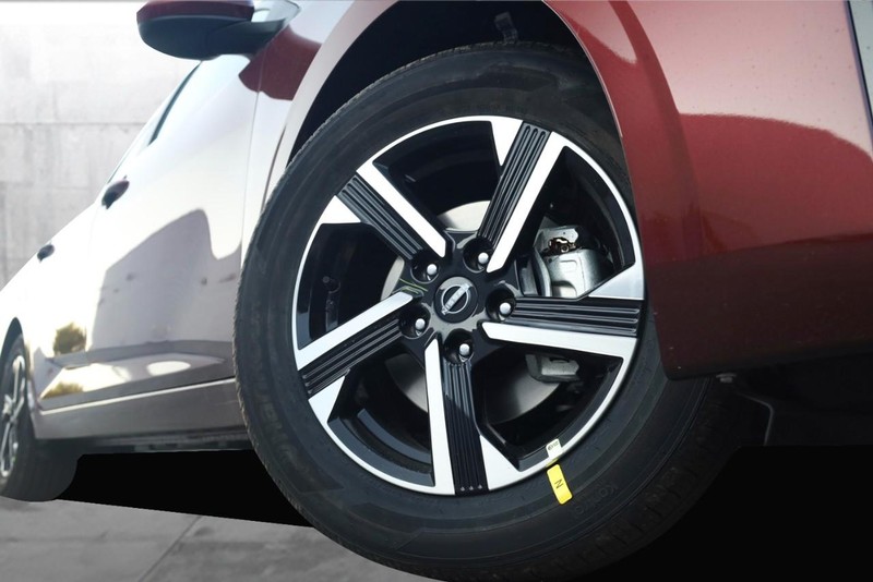 Nissan Sentra Vehicle Image 03