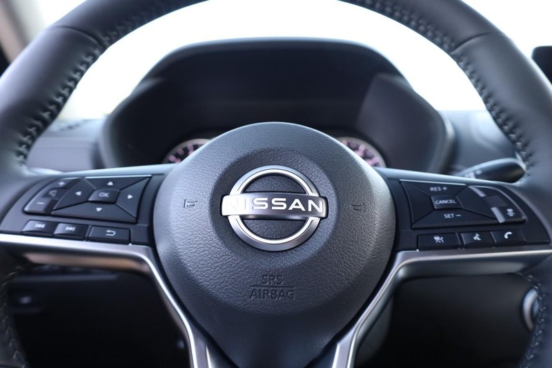 Nissan Sentra Vehicle Image 09