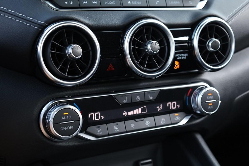 Nissan Sentra Vehicle Image 13