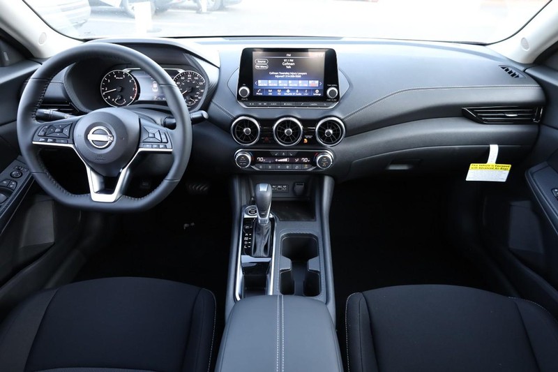 Nissan Sentra Vehicle Image 21