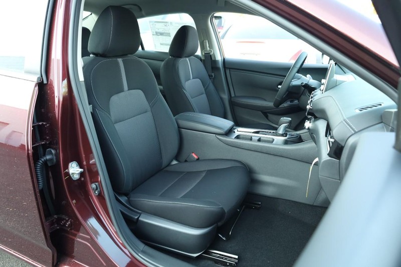 Nissan Sentra Vehicle Image 23